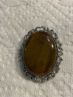 Vintage-Inspired Oval Brown Stone Pendant Brooch